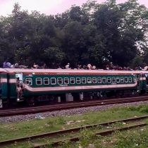 সান্তাহারে ট্রেনের ছাদ থেকে পড়ে অজ্ঞাত যুবকের মৃত্যু সান্তাহারে ট্রেনের ছাদ থেকে পড়ে অজ্ঞাত যুবকের মৃত্যু